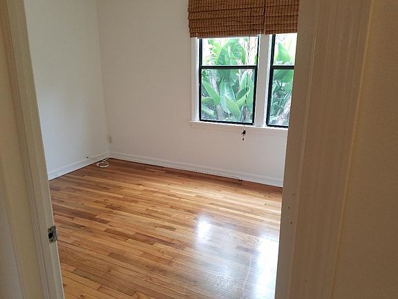 4th image of 619 Venezia Ave