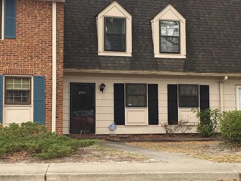 4915 Seabrook Ct — Photo 1