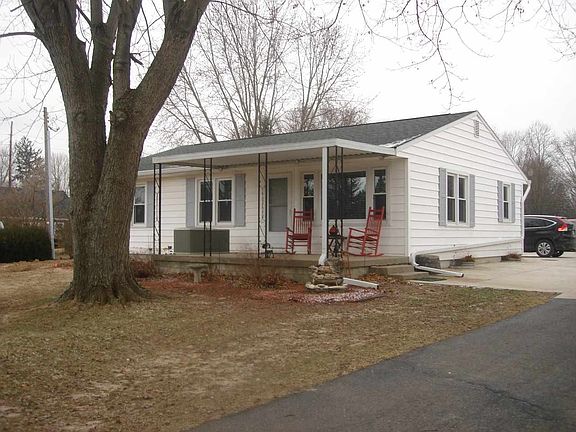 2nd image of 613 Hawthorne Ln