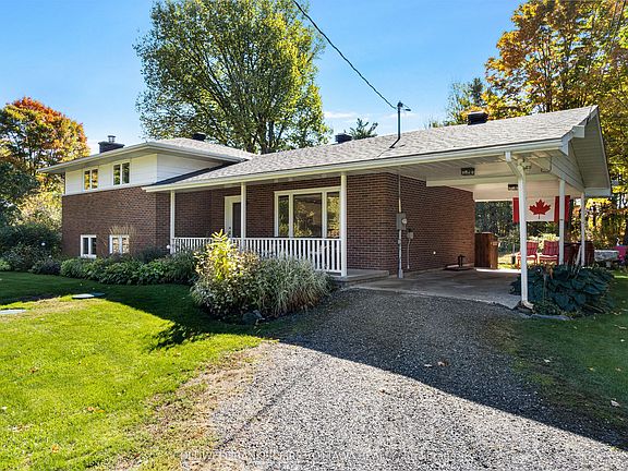 3rd image of 2421 Rideau Ferry Rd