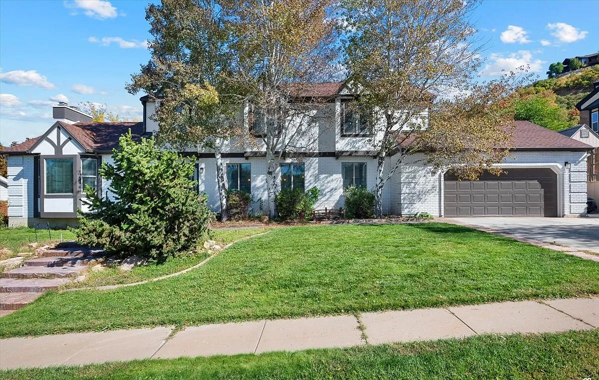 6 bed, 2.5 bath, 3200 sqft, $3,500 — Photo 2