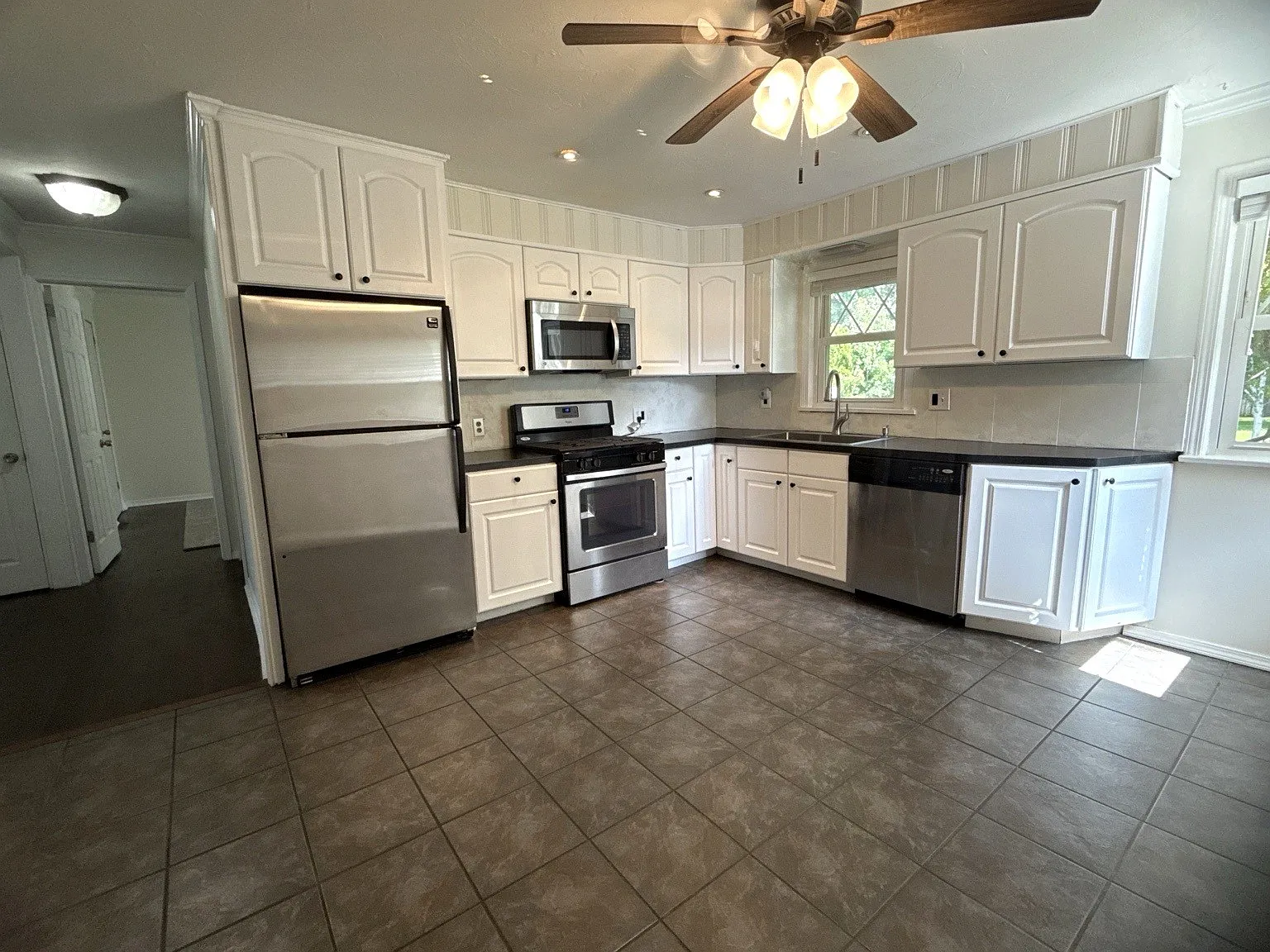 2 bed, 1129 sqft, $1,800 — Photo 2