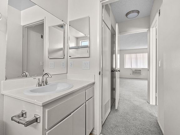 4th image of 546 N Mariposa Ave APT 12