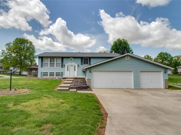112 King Oak Dr, Godfrey, IL 62035