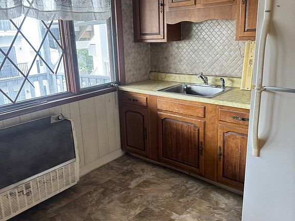 2nd image of 181 London St #3
