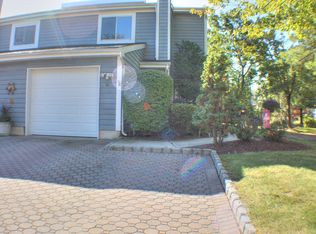 31 Rambling Meadow Ct, Eatontown, NJ 07724