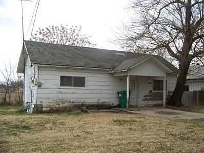 2nd image of 1004 E Sycamore St