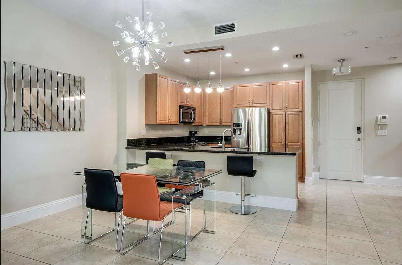 3 bed, 3.0 bath, 1617 sqft, $4,300 — Photo 3
