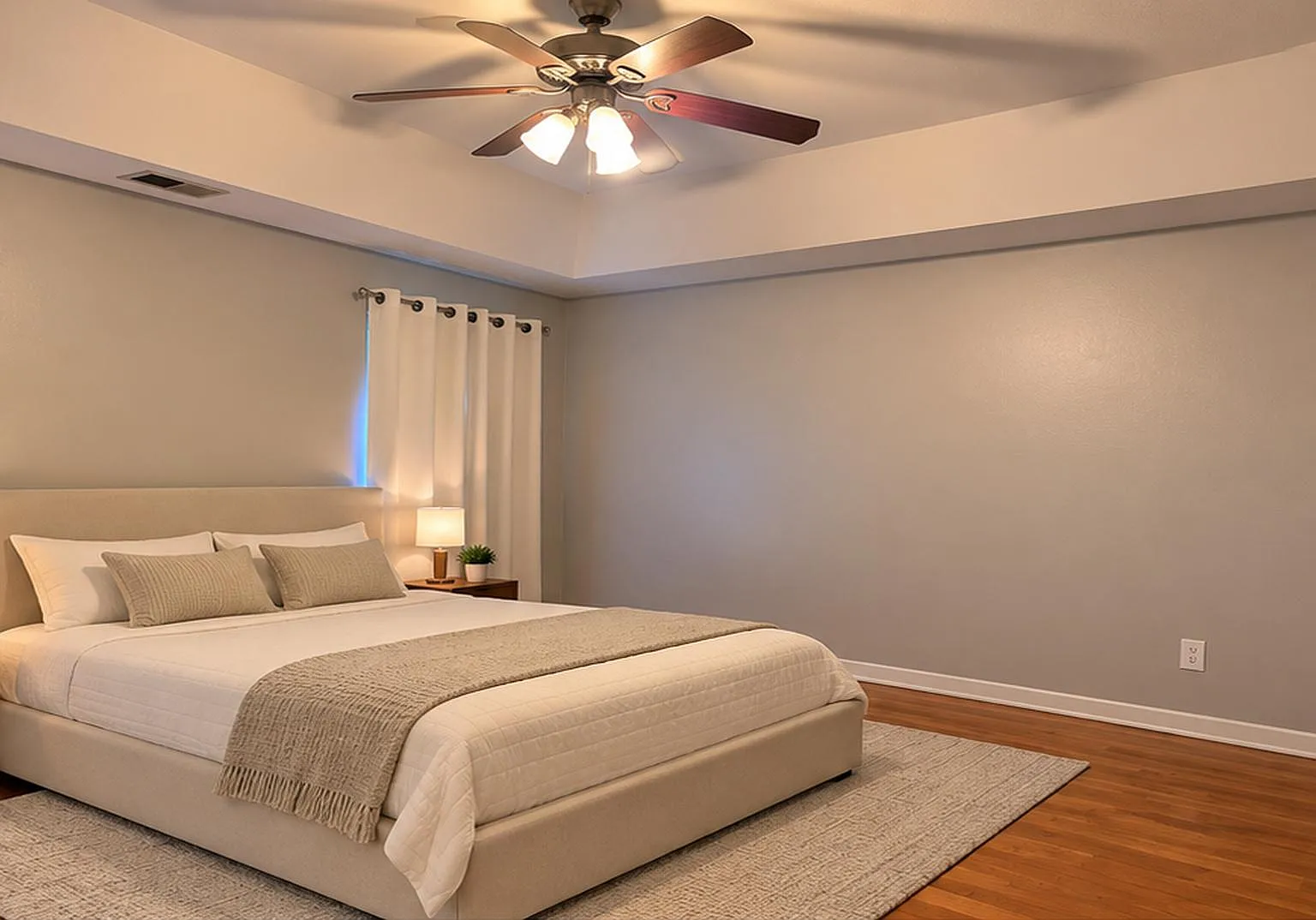 3 bed, 2.0 bath, 2739 sqft, $1,092 — Photo 1