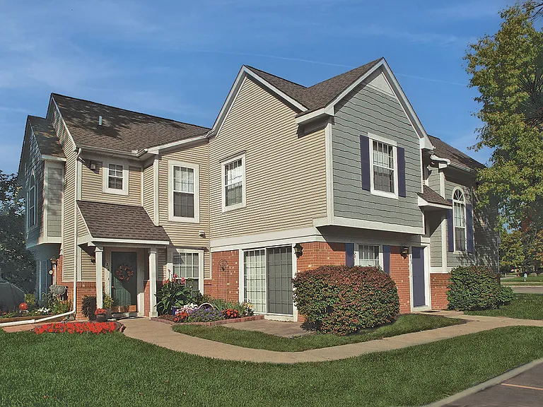 Super luxurious townhomes in beautifully landscaped settings with clubhouse, fitness center, and swimming pool. With easy access to parks, shopping, dining, entertainment.
