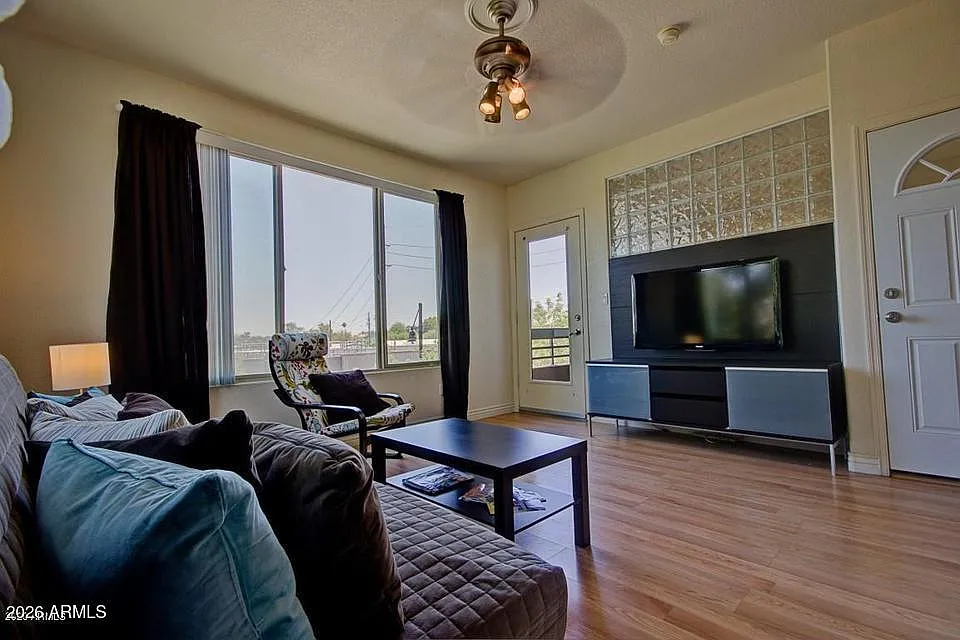 3 bed, 3.0 bath, 1487 sqft, $1,895 — Photo 3