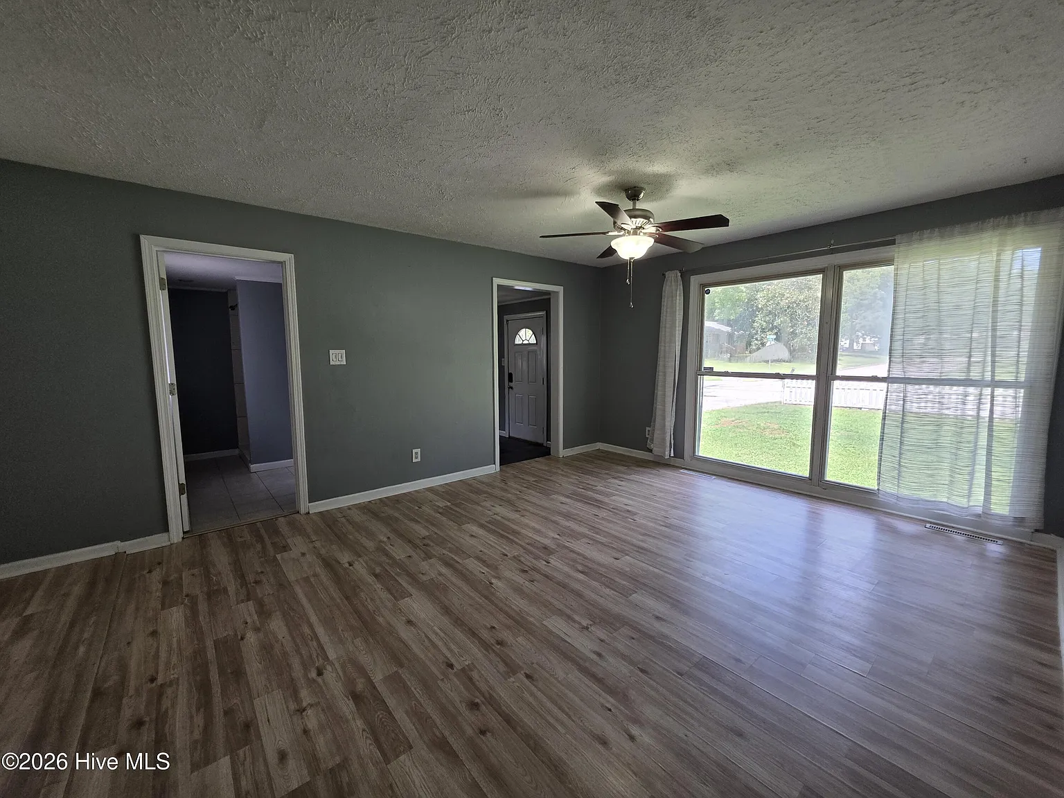 3 bed, 2.0 bath, 1387 sqft, $1,550 — Photo 4