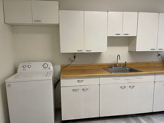 2nd image of 1033 Alvarado Dr SE #B