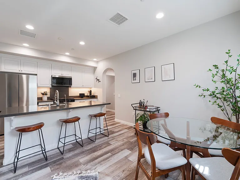 585 S Kroeger St — Photo 5