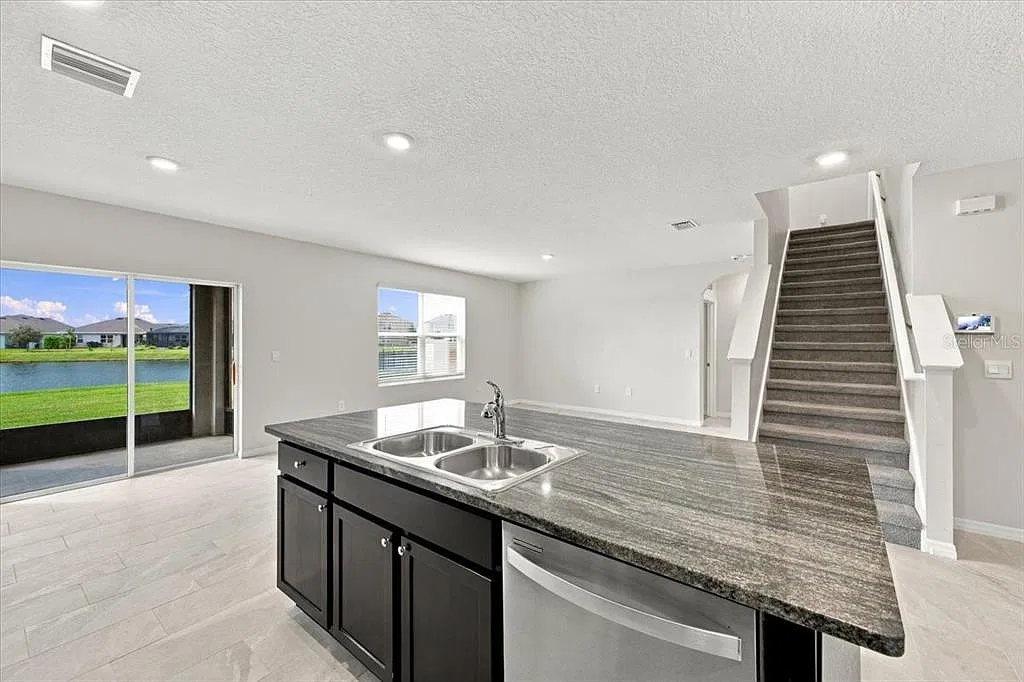 5 bed, 3.0 bath, 2674 sqft, $3,300 — Photo 4
