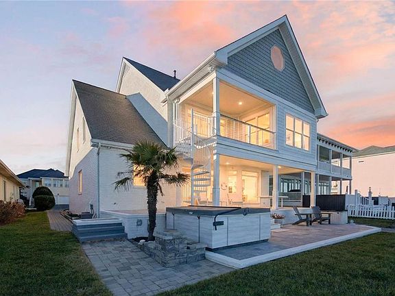 2nd image of 14 Bay Front Pl