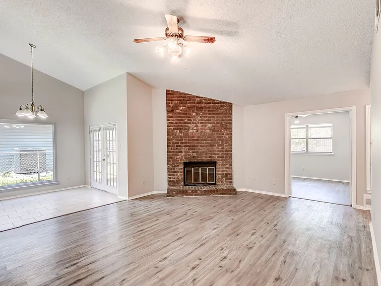 2015 Newton Dr — Photo 8