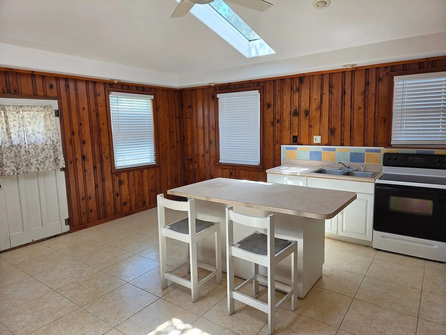 Move-In Ready! Newly Renovated Gulfport Home | Water & Sewer Included — Photo 4