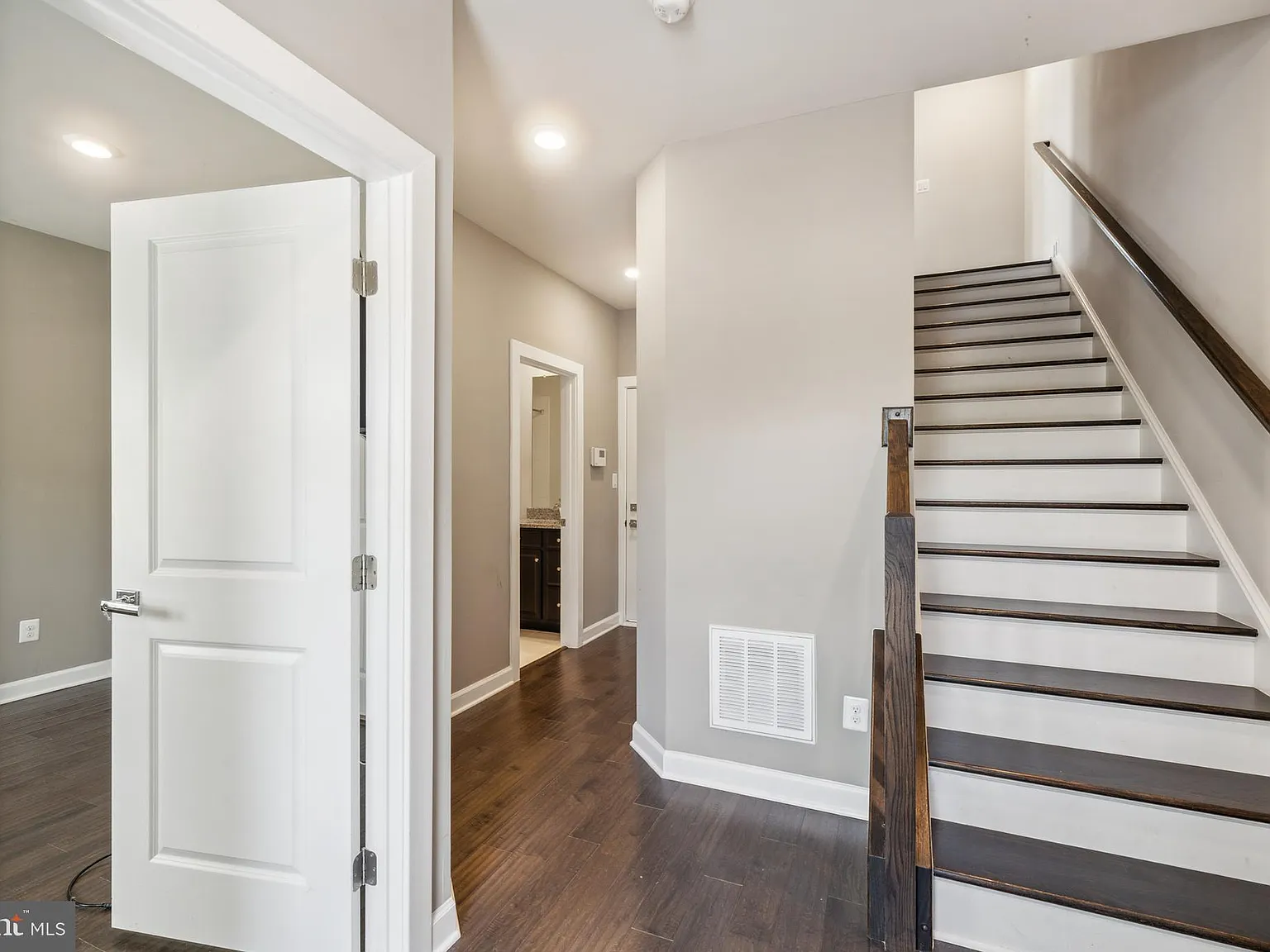 3 bed, 4.5 bath, 2500 sqft, $4,250 — Photo 3
