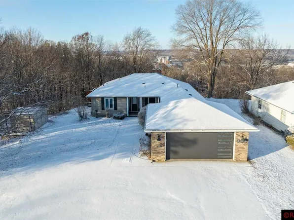 304 Woodshire Dr, Mankato, MN 56001