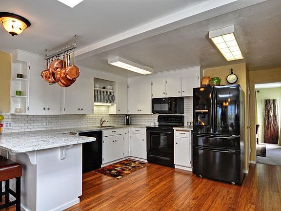 3rd image of 4833 50th Ave SW