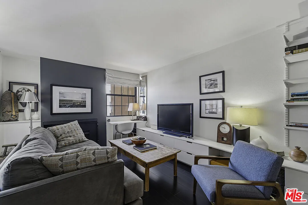 Building Photo - 740 N Kings Rd #202