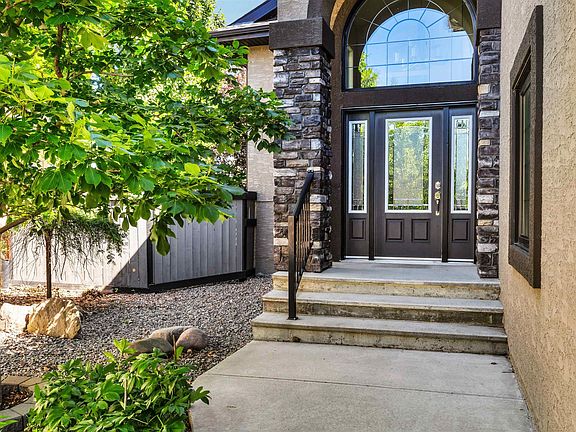 2nd image of 9 Shorewood Cres