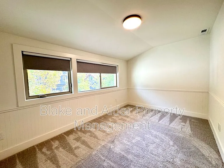 3556 NE Sandy Blvd — Photo 18