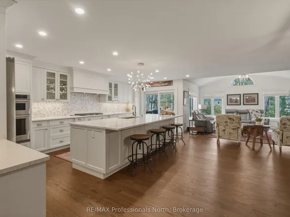 8 Woods Holw, Gravenhurst, ON P1P 1Y7