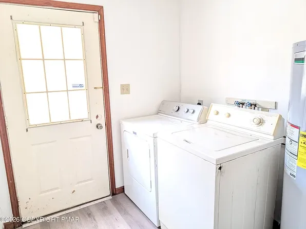 715 Country Place Dr, Tobyhanna, PA 18466