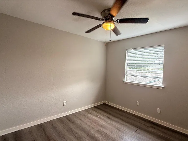 805 Malden Cv — Photo 17