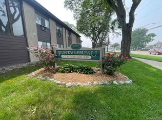 995 N Cass Lake Rd APT 220, Waterford, MI 48328