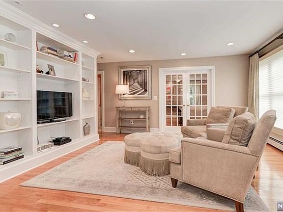 4th image of 559 Helena Ave