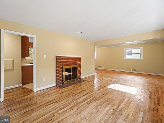 5th image of 1009 Laredo Rd