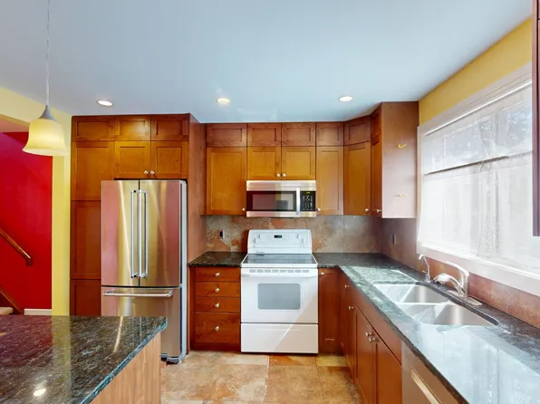 502 Silvercreek Close NW, Calgary, AB T3B 4G2