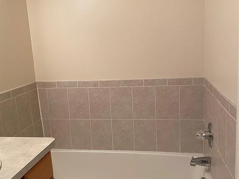 1394 Ashford Ct — Photo 11