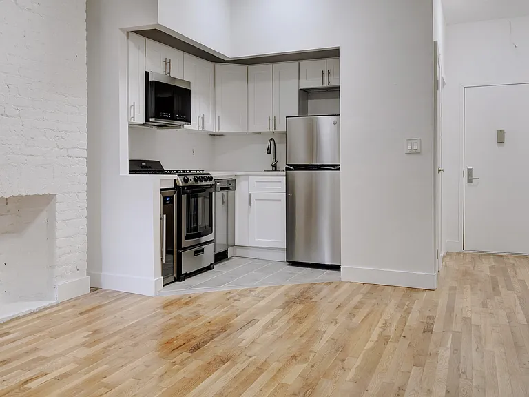348 W 47th St #2C — Photo 2