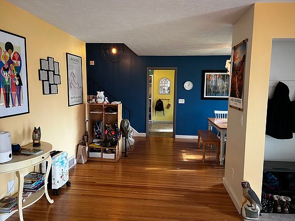 3rd image of 6 Knobb Hill Dr