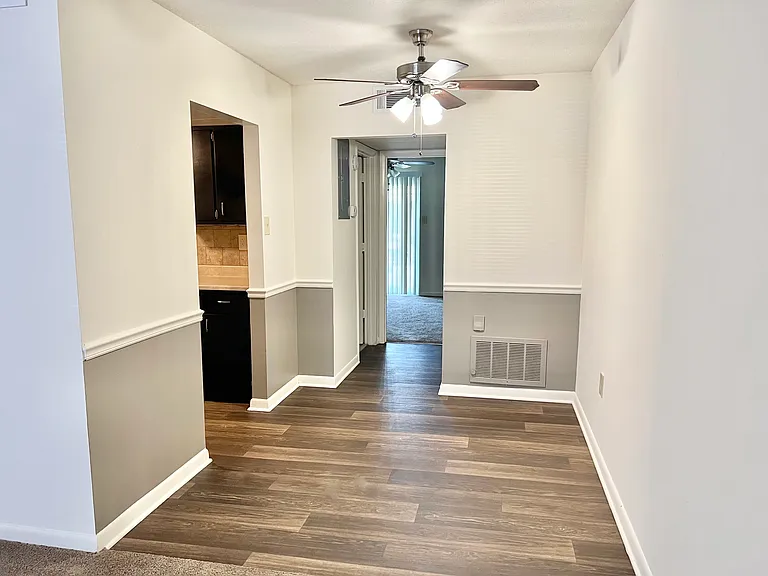 Mayfair Apartments — Photo 93