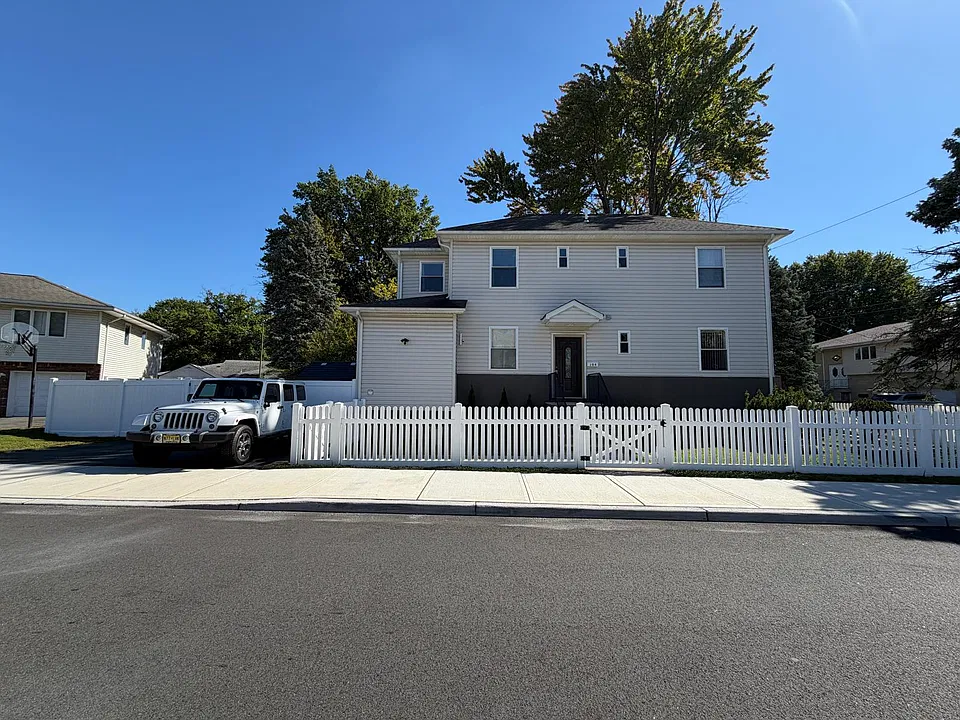 104 Niehaus Ave