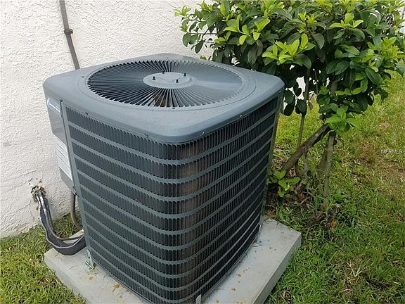 4th image of 5207 Englewood Ln