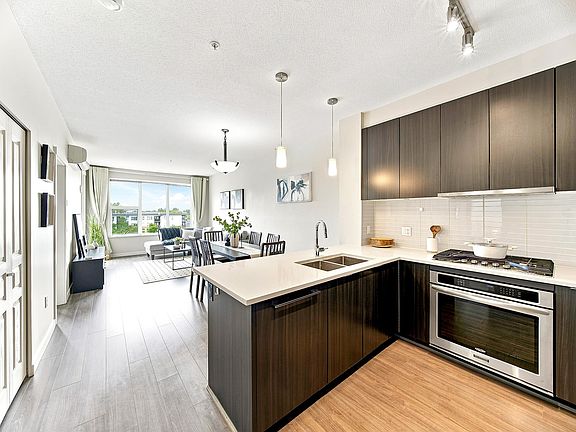 3rd image of 9399 Alexandra Rd #613