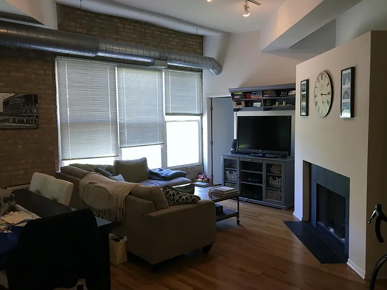1855 N Oakley Ave #B — Photo 18