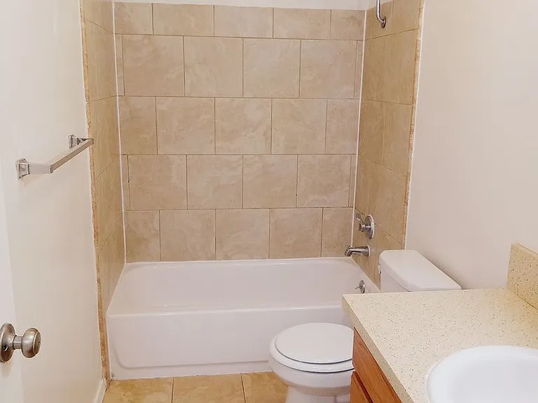 135-153 S Hemlock St — Photo 26