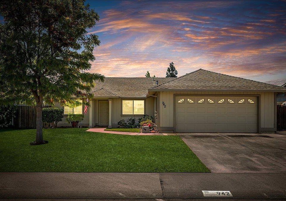 1st image of 942 Ayers Ln