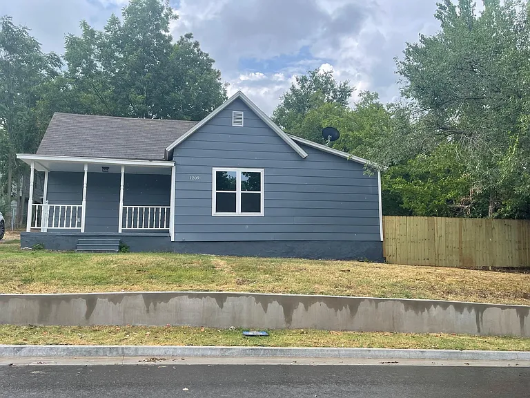 1209 E Whittaker St — Photo 4