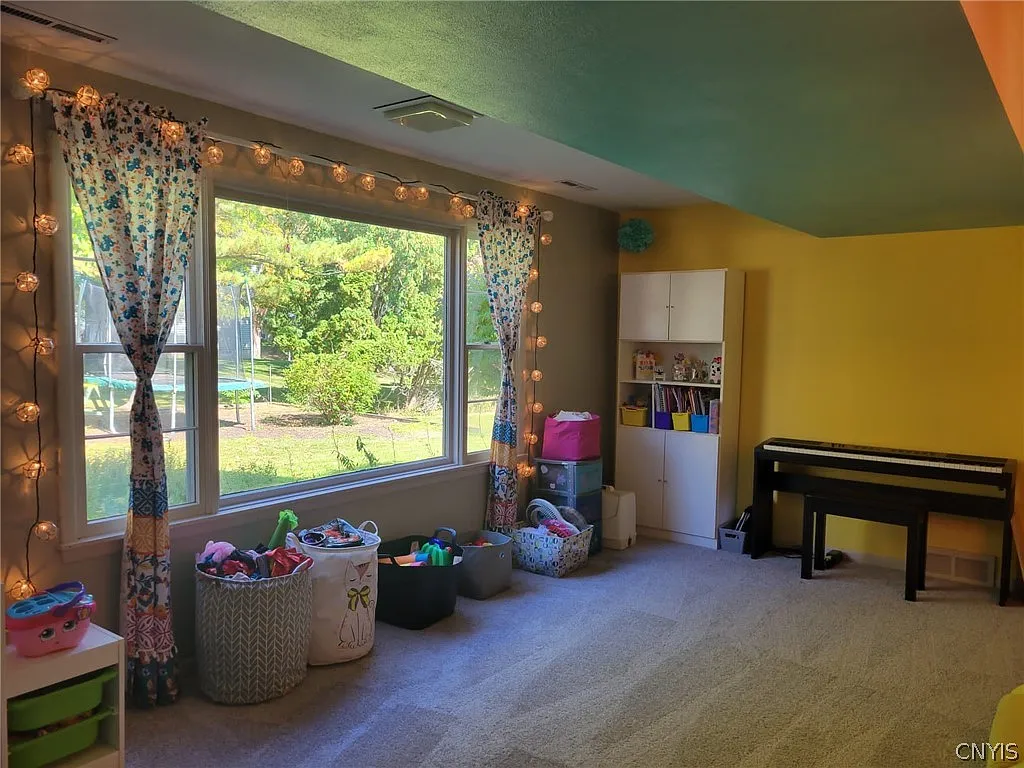 4 bed, 2.5 bath, 2276 sqft, $3,500 — Photo 3