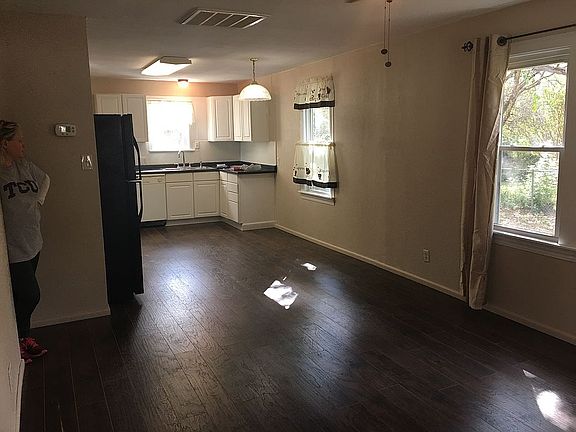 4th image of 613 E Moore St