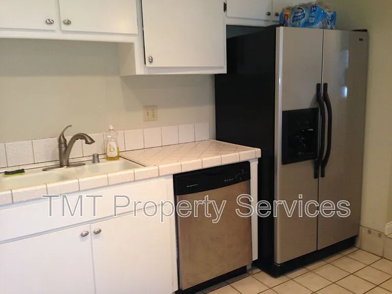 881D Peach St — Photo 3