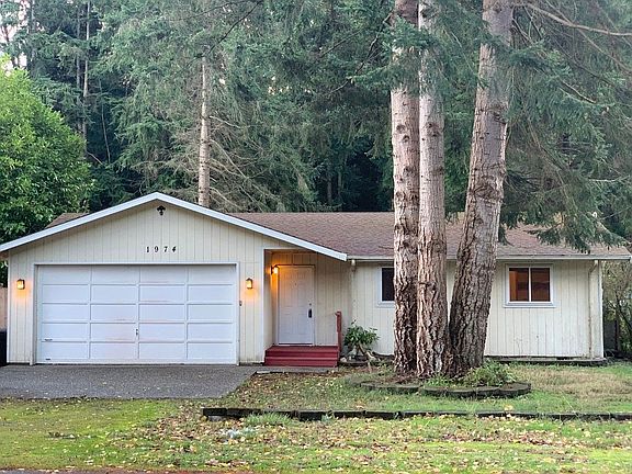 3rd image of 1974 Beachwood Dr